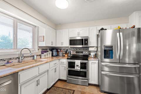 Tiny photo for 95 Donna Way, Central Point, OR 97502 (MLS # 220227293)