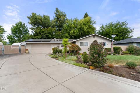 Photo of 95 Donna Way, Central Point, OR 97502 (MLS # 220227293)