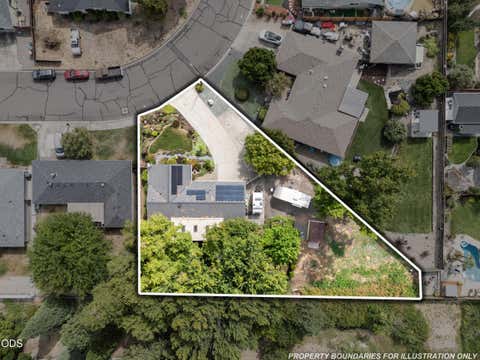 Tiny photo for 95 Donna Way, Central Point, OR 97502 (MLS # 220227293)