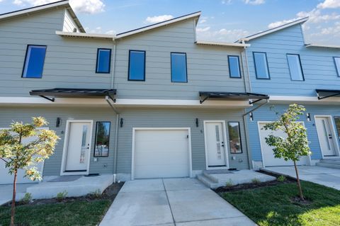 Photo of 2028 Sunset Drive #5, Medford, OR 97501 (MLS # 220215012)