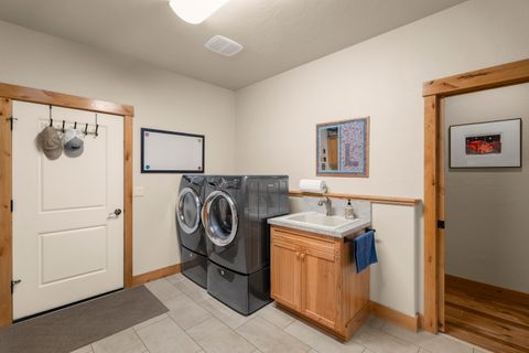 Tiny photo for 179 Highland Meadow Loop, Redmond, OR 97756 (MLS # 220211845)