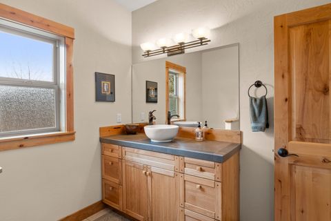 Tiny photo for 179 Highland Meadow Loop, Redmond, OR 97756 (MLS # 220211845)