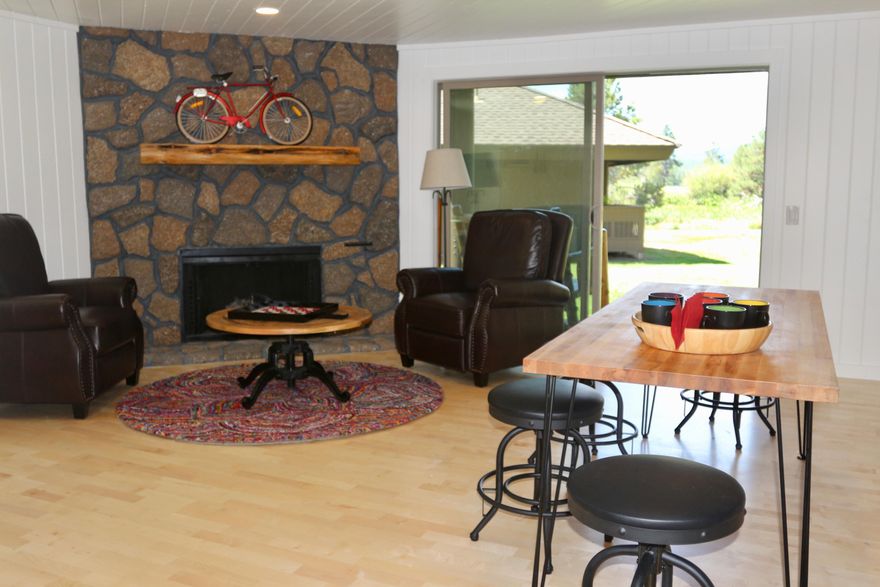 Fantastic second home or vacation rental opportunity! Beautifully remodeled GROUND LEVEL condo in Sunriver w/new cabinets, solid surface countertops, appliances, sinks, hardwood floors, interior wall paneling and paint. Brand new furnishings included. Prime location w/peek-a-boo views of the Cascade Mountains and Meadows Golf Course from your back patio. Walk to Great Hall, Sunriver Lodge and Sage Springs Spa. Come enjoy the endless amount of fun that Sunriver has to offer - over 40 miles of paved paths, Fort Rock Park, Sunriver Observatory & Nature Center, Horseback trail rides, pickle ball courts, swimming pools, shops, restaurants, golfing, or float the Deschutes River.