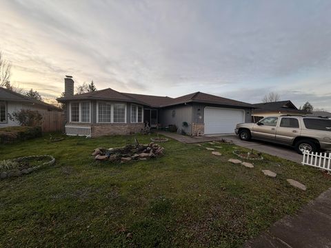 Photo of 2451 Powell Street, Medford, OR 97504 (MLS # 220212807)