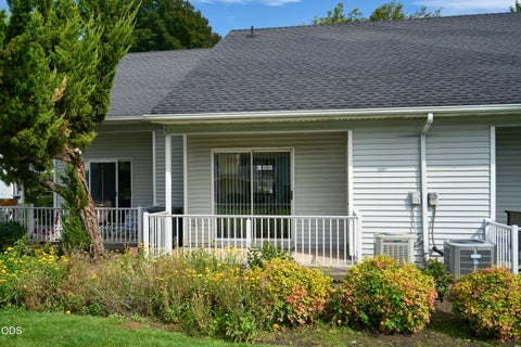 Photo of 2101 Poplar Drive #71, Medford, OR 97504 (MLS # 220229081)