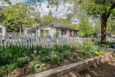 Photo of 1203 4th Avenue, Gold Hill, OR 97525 (MLS # 220219560)