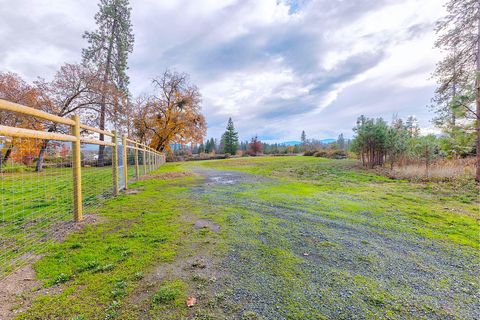 Tiny photo for 903 Nicklaus Point Lane, Grants Pass, OR 97526 (MLS # 220212046)