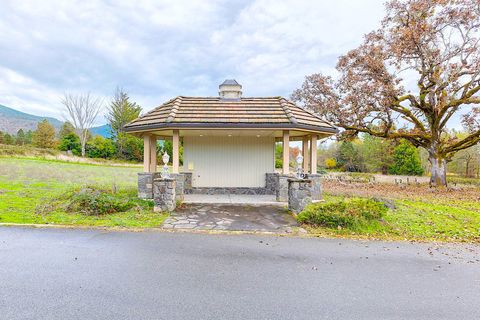 Tiny photo for 903 Nicklaus Point Lane, Grants Pass, OR 97526 (MLS # 220212046)