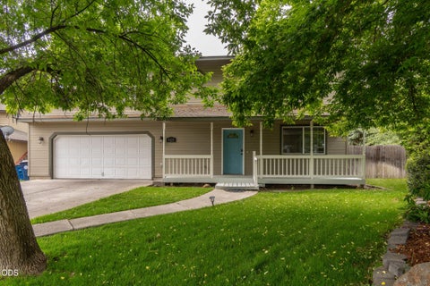 Tiny photo for 923 NW 22nd Court, Redmond, OR 97756 (MLS # 220222729)