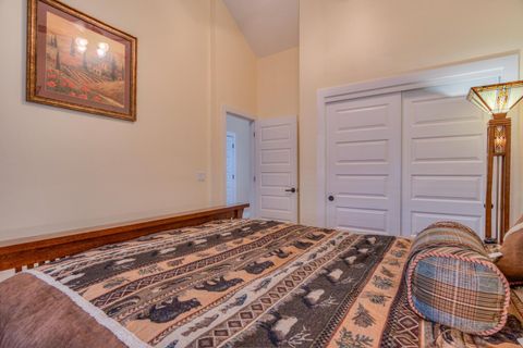 Tiny photo for 56081 Snow Goose Court, Bend, OR 97707 (MLS # 220210578)