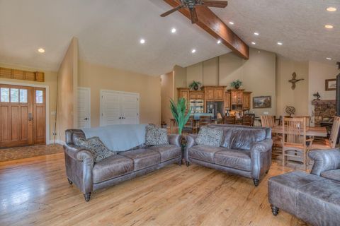 Tiny photo for 56081 Snow Goose Court, Bend, OR 97707 (MLS # 220210578)