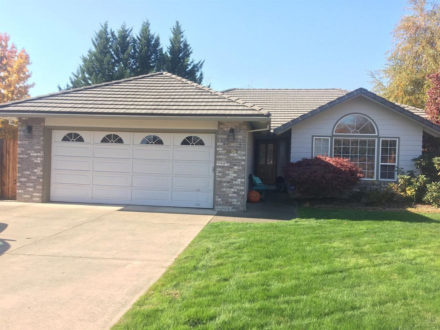 Beautiful single level home in desirable East Medford cul-de-sac shows pride of ownership. Updated kitchen featuring granite counters, breakfast bar, gas range, open to nook with bay windows. Family Room with fireplace, Living room with vaulted ceilings, formal dining room. Master Bath with double sinks and jetted tub. Peaceful and private backyard with mature landscaping, relaxing patio and permitted storage building with electrical and insulation. RV parking with large gate.