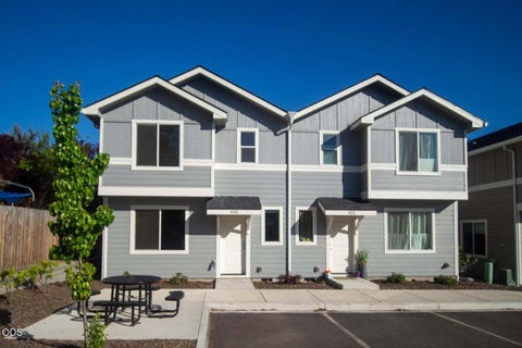 Photo of 400 Oak Street, Phoenix, OR 97535 (MLS # 220229018)