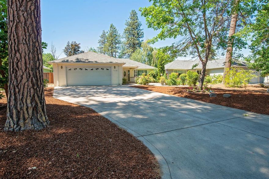 Well cared for home built in 2000 located on a quite private lane. Fresh landscape among the tall trees. Conveniently located near Phoenix town amenities or just a short drive to local attractions. Oak kitchen cabinetry with eat in island. Split floor plan with master on one side and guest bedrooms on the other. This is The place to call home.