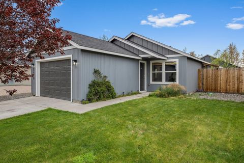 Photo of 2470 NE 3rd Street, Redmond, OR 97756 (MLS # 220219827)