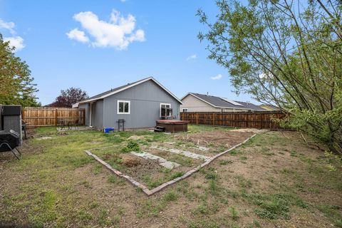 Tiny photo for 2470 NE 3rd Street, Redmond, OR 97756 (MLS # 220219827)