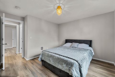 Tiny photo for 2470 NE 3rd Street, Redmond, OR 97756 (MLS # 220219827)