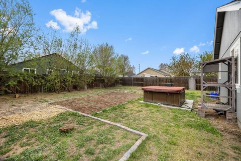 Tiny photo for 2470 NE 3rd Street, Redmond, OR 97756 (MLS # 220219827)