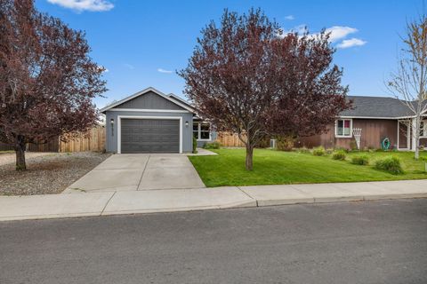 Tiny photo for 2470 NE 3rd Street, Redmond, OR 97756 (MLS # 220219827)