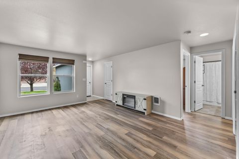 Tiny photo for 2470 NE 3rd Street, Redmond, OR 97756 (MLS # 220219827)