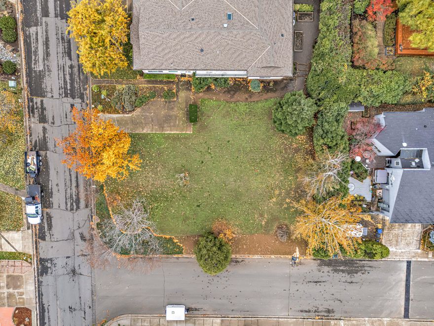 Gorgeous level building lot, ready for construction of your custom home. Rare vacant lot in beautiful Ashland neighborhood with easy access to services