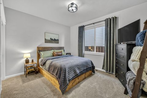 Tiny photo for 972 NE Steins Pillar Drive, Prineville, OR 97754 (MLS # 220210887)