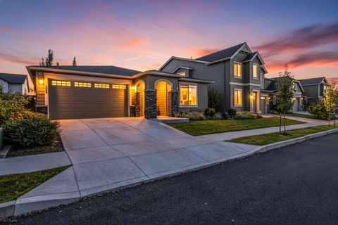 Photo of 972 NE Steins Pillar Drive, Prineville, OR 97754 (MLS # 220210887)