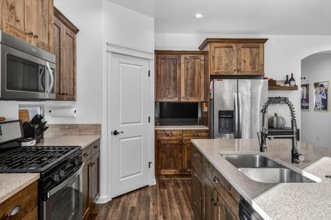 Tiny photo for 972 NE Steins Pillar Drive, Prineville, OR 97754 (MLS # 220210887)