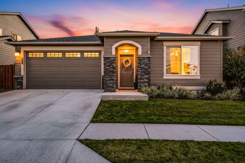 Tiny photo for 972 NE Steins Pillar Drive, Prineville, OR 97754 (MLS # 220210887)