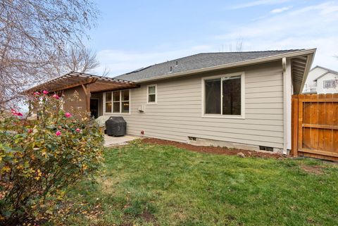 Tiny photo for 2449 SW 43rd Street, Redmond, OR 97756 (MLS # 220212209)