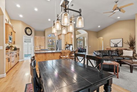 Tiny photo for 2449 SW 43rd Street, Redmond, OR 97756 (MLS # 220212209)