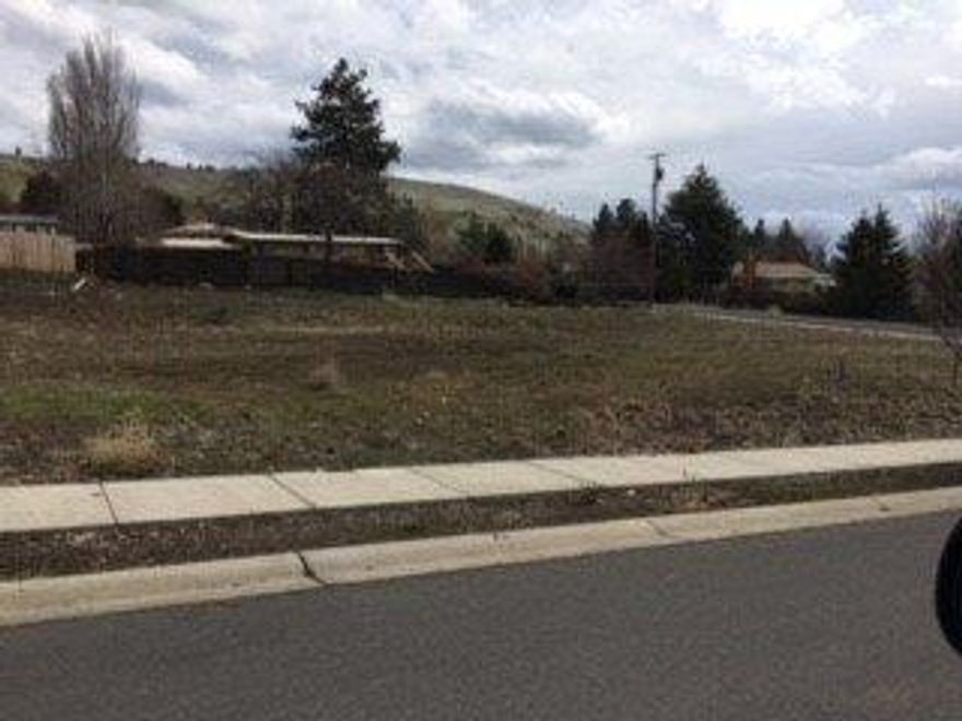 Nice size Dove hollow lot located in a suburban area. Area has lots of sidewalks and trails leading to Sportsman park.