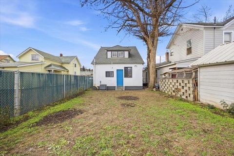 Tiny photo for 606 SW 2nd Street, Pendleton, OR 97801 (MLS # 220213232)