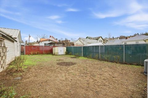 Tiny photo for 606 SW 2nd Street, Pendleton, OR 97801 (MLS # 220213232)