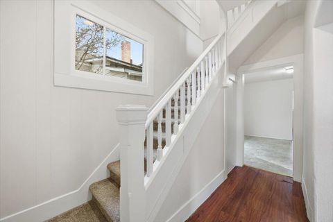 Tiny photo for 606 SW 2nd Street, Pendleton, OR 97801 (MLS # 220213232)