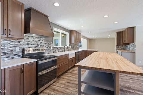 Tiny photo for 6492 SW 51st ST, Redmond, OR 97756 (MLS # 220224152)