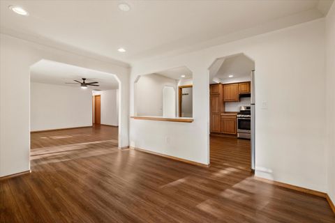 Tiny photo for 1843 SE Moorwood Court, Bend, OR 97702 (MLS # 220213882)