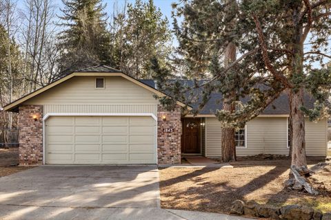 Photo of 1843 SE Moorwood Court, Bend, OR 97702 (MLS # 220213882)