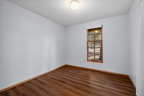 Tiny photo for 1843 SE Moorwood Court, Bend, OR 97702 (MLS # 220213882)