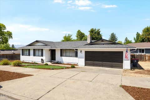 Photo of 1789 Inverness Drive, Medford, OR 97504 (MLS # 220227440)