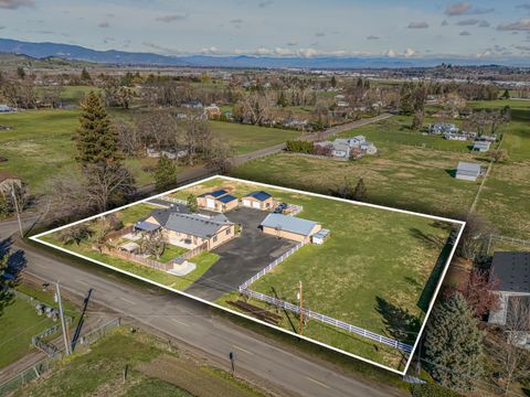 Photo of 3985 Calhoun Road, Medford, OR 97501 (MLS # 220216708)