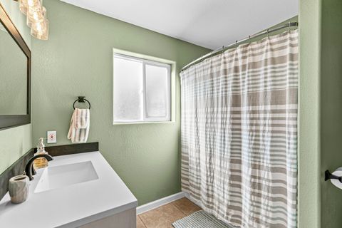 Tiny photo for 3985 Calhoun Road, Medford, OR 97501 (MLS # 220216708)