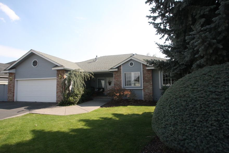 Immaculate one level home on Harbor Links Golf Course and the pond between the 13th and 17th green. The entry way draws your eyes to the water view, complemented by 9 ft high ceilings and wood flooring. There are Borror custom built ins through-out- no shortage of storage. The bright kitchen boasts a newer over and refrigerator, kitchen island and breakfast nook. Three bedroom and 2 full baths, the master is located with water view, walk in closet and the master bath has a jetted tub, shower, and raised vanity with newer Corian counter top. The second bedroom has a Murphy bed.