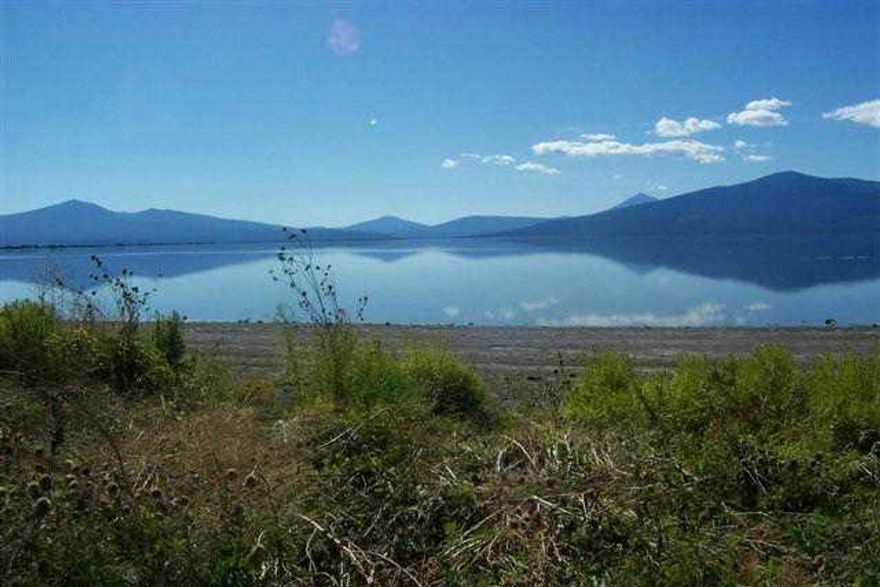 Beautiful Lake Front Lot In Upscale Subdivision. View Of Lake And Cascade Mountains. Lots Of Wildlife And Year Round Fishing. Come To Paradise.