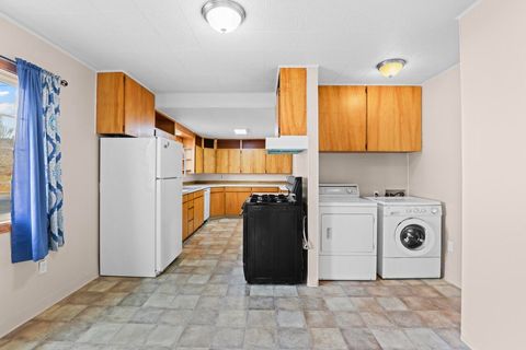 Tiny photo for 703 Mitchell Street, Klamath Falls, OR 97601 (MLS # 220212255)