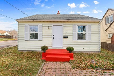 Photo of 703 Mitchell Street, Klamath Falls, OR 97601 (MLS # 220212255)