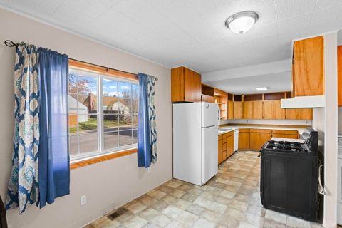 Tiny photo for 703 Mitchell Street, Klamath Falls, OR 97601 (MLS # 220212255)
