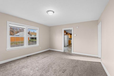 Tiny photo for 703 Mitchell Street, Klamath Falls, OR 97601 (MLS # 220212255)