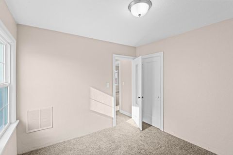 Tiny photo for 703 Mitchell Street, Klamath Falls, OR 97601 (MLS # 220212255)