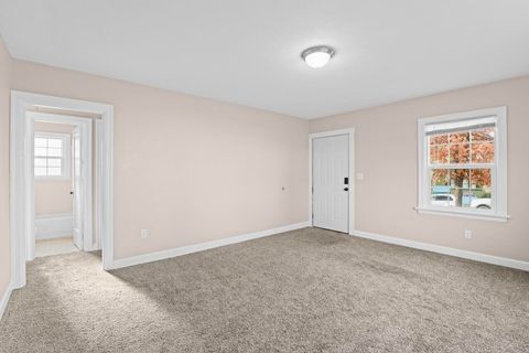 Tiny photo for 703 Mitchell Street, Klamath Falls, OR 97601 (MLS # 220212255)